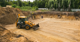Разработка котлована Удомля стоимость за от 576 руб. м3 - заказать работы по копке и рытью котлованов | траншей